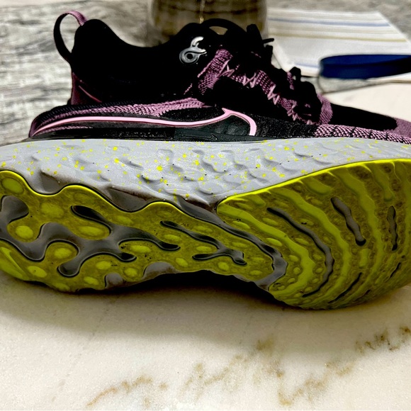 Nike barely used running shoe - Picture 2 of 2